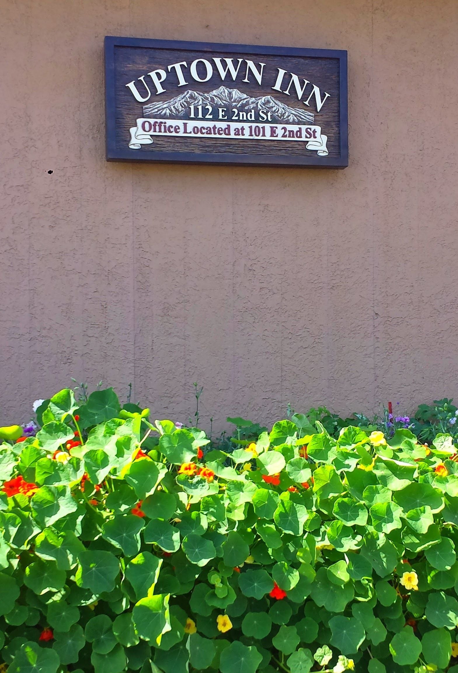 Señal de Uptown Inn en 112 E 2nd St, con oficina en 101 E 2nd St.