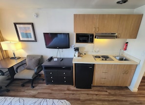 Quarto luxo, 1 cama Queen, cozinha | Ferros/tábuas de passar roupa, Wi-Fi de cortesia, roupa de cama