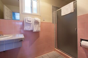 Room, 1 Queen Bed | Bathroom | Free toiletries, hair dryer, towels - Uptown Inn (Port Angeles)