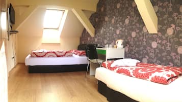 Small Triple Room with Shared Bathroom | Individually decorated, individually furnished, desk, iron/ironing board