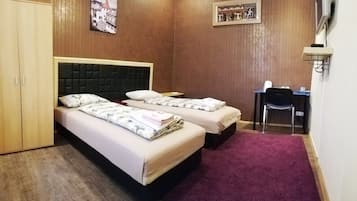 Standard Twin Room, Shared Bathroom | Individually decorated, individually furnished, desk, iron/ironing board