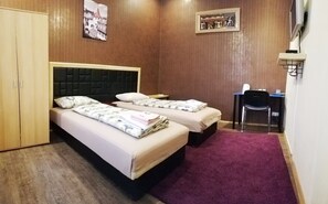 Standard Twin Room, Shared Bathroom | Individually decorated, individually furnished, desk, iron/ironing board - Garden House Budapest (Budapest)