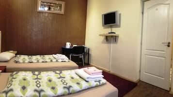 Standard Twin Room, Shared Bathroom | Individually decorated, individually furnished, desk, iron/ironing board