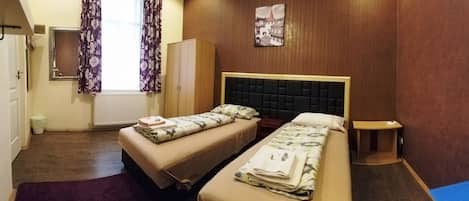 Kahden hengen standard-huone (kaksi sänkyä), jaettu kylpyhuone | Yksilöllisesti sisustettu, yksilöllisesti kalustettu, työpöytä