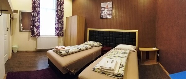 Kahden hengen standard-huone (kaksi sänkyä), jaettu kylpyhuone | Yksilöllisesti sisustettu, yksilöllisesti kalustettu, työpöytä