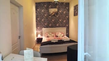 Standard Double Room, Shared Bathroom | Individually decorated, individually furnished, desk, iron/ironing board