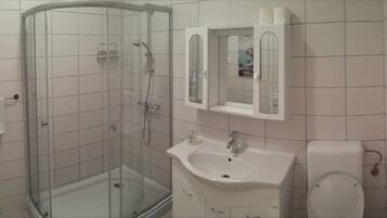 Standard-Doppelzimmer, Gemeinschaftsbad | Badezimmer | Dusche, Haartrockner, Handtücher