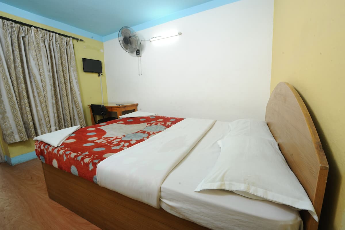 Basic Room, Shared Bathroom | Meja, seterika/papan seterika, Wi-fi percuma