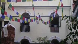 A building with multiple arched windows and a central courtyard. - Hotel Himalaya Yoga (Kathmandu)