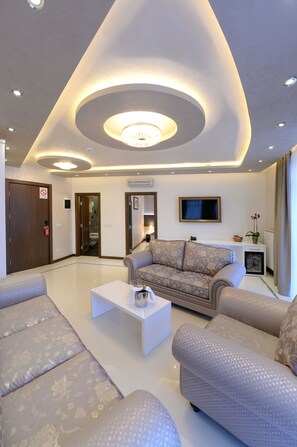 Departamento superior, 2 habitaciones | Sala de estar | Televisión LED