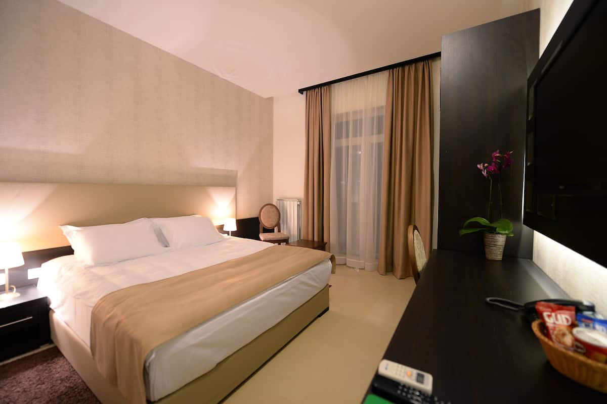 Premium bedding, minibar, in-room safe, desk