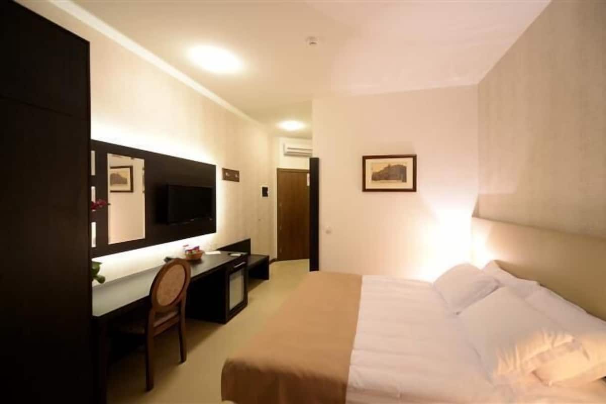 Premium bedding, minibar, in-room safe, desk