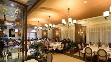 Se sirven desayunos, comidas, cenas y cocina local con vista al jardín
