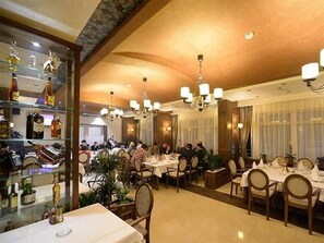 Breakfast, lunch, dinner served; local cuisine, garden views  - Hotel Majdan (Belgrade)