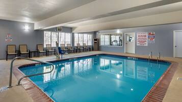 Una piscina cubierta, tumbonas