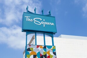 Un letrero que dice 'The Sojourn' con un colorido diseño geométrico debajo.