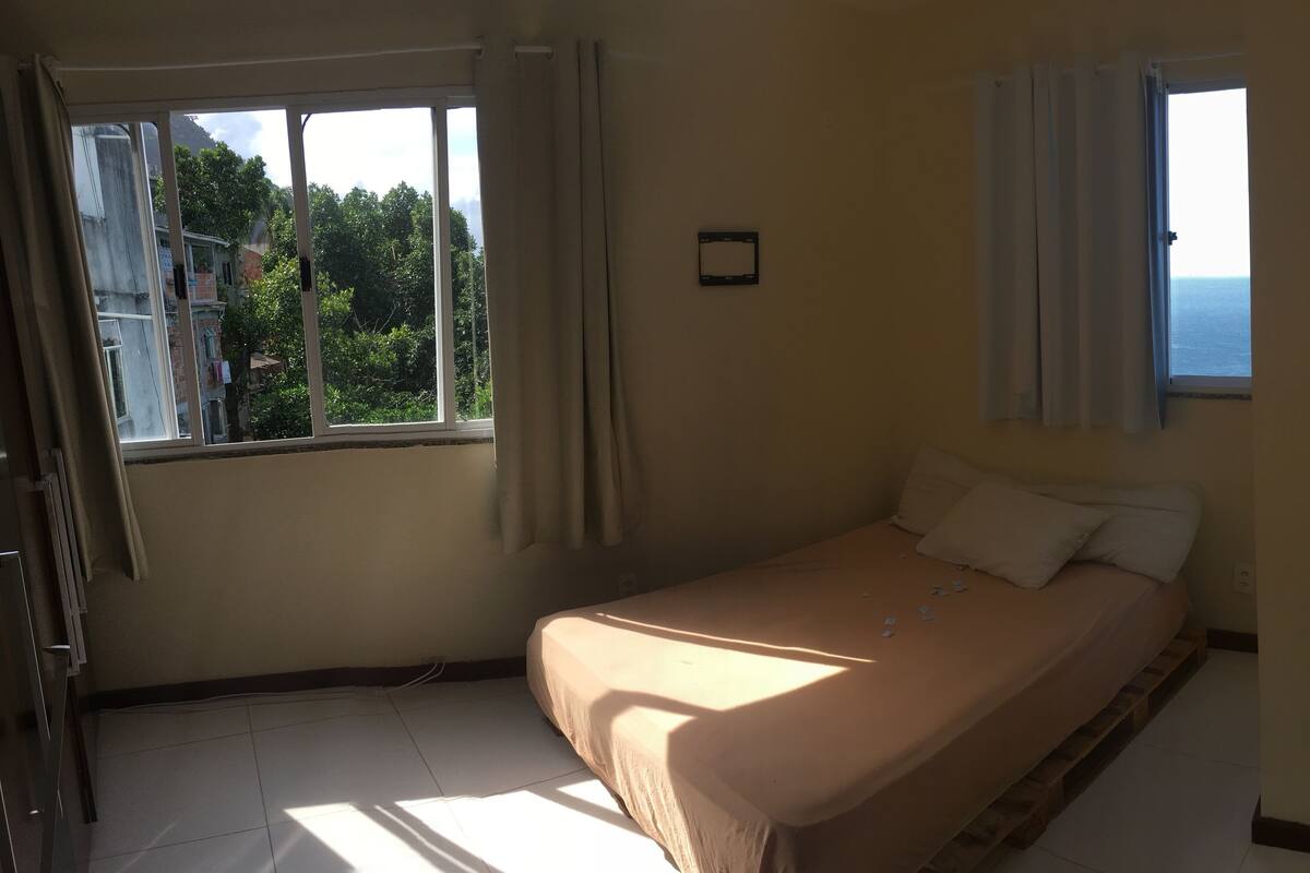 Minibar, WiFi (free)