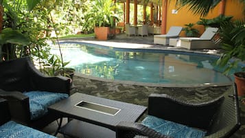 Hồ bơi ngoài trời