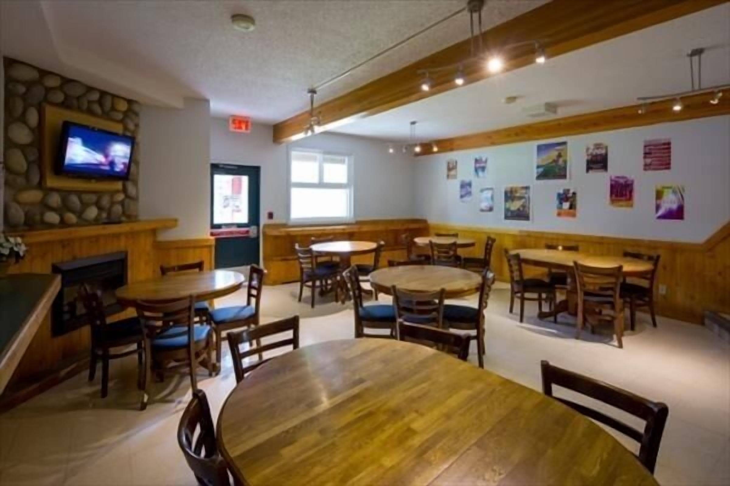 Photo - HI Banff Alpine Centre - Hostel