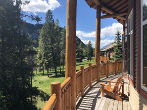 Terrace/patio - HI Banff Alpine Centre - Hostel (Banff)