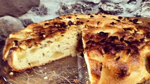 Una hogaza de pan con nueces, sobre un plato de vidrio.