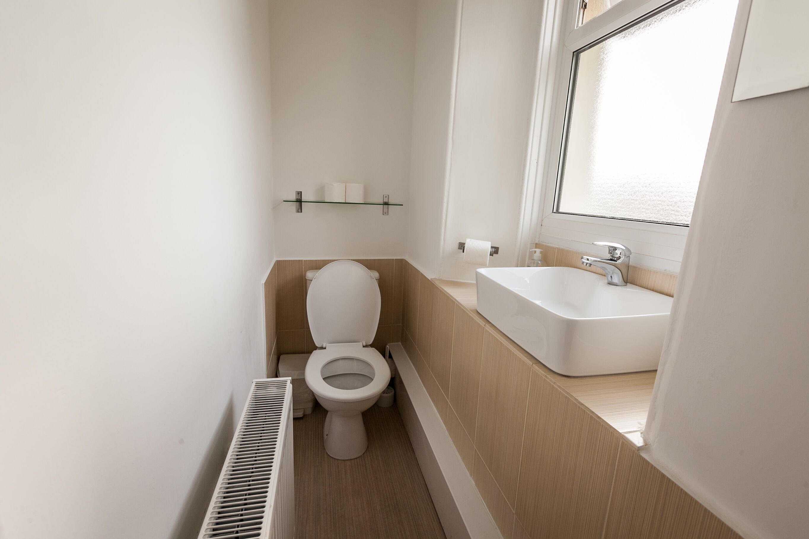 Un baño pequeño y moderno con inodoro, lavabo y bañera.