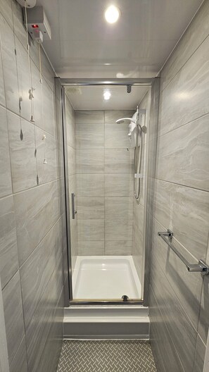 Studio (Apartment 7) | Bathroom | Shower - Clydesdale Apartments (Torquay)