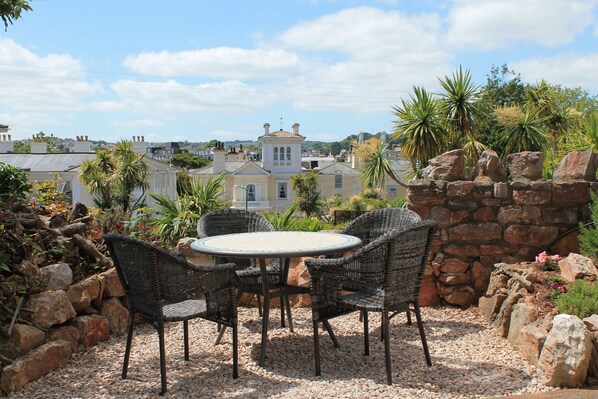 Outdoor dining - Clydesdale Apartments (Torquay)