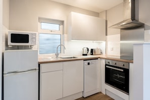 Apartment, 2 Bedrooms (Garden Apartment) | Private kitchen | Fridge, microwave, highchair - Clydesdale Apartments (Torquay)