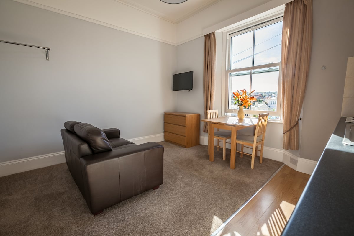 Double Room, 1 Bedroom (Apartment 10) | Laptop workspace, iron/ironing board, free cribs/infant beds