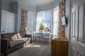 Studio (Apartment 7) | Laptop workspace, iron/ironing board, free cribs/infant beds - Clydesdale Apartments (Torquay)