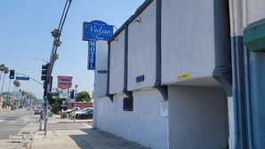 Vista de la calle con un edificio que indica 'Value Inn Motel' en el número 5200 de Kingsley Dr.
