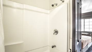 Bañera, artículos de higiene personal gratuitos y secador de pelo