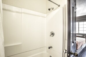 Banheira, produtos de toalete grátis, secador de cabelo