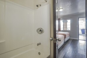 Bathroom shower - Value Inn Hollywood (Los Angeles)