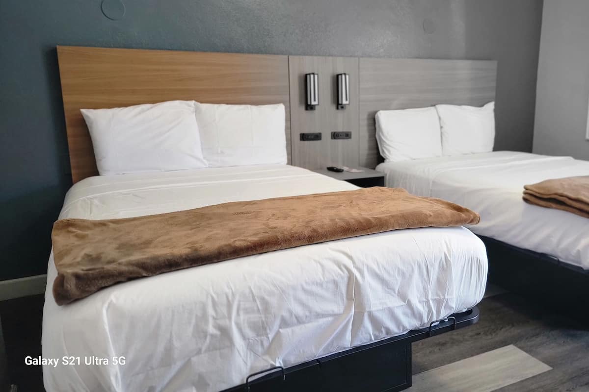 Doppelzimmer | Hochwertige Bettwaren, Daunenbettdecken, individuell eingerichtet