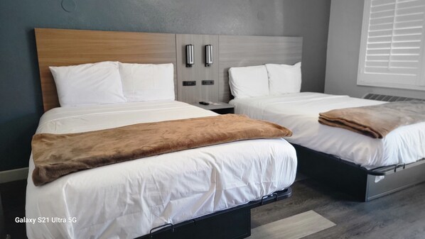 Tweepersoonskamer | Luxe beddengoed, donzen dekbedden, individueel gemeubileerd, een bureau