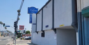 Vista da rua com um edifício identificado como 'Value Inn Motel', na 5200 Kingsley Dr.
