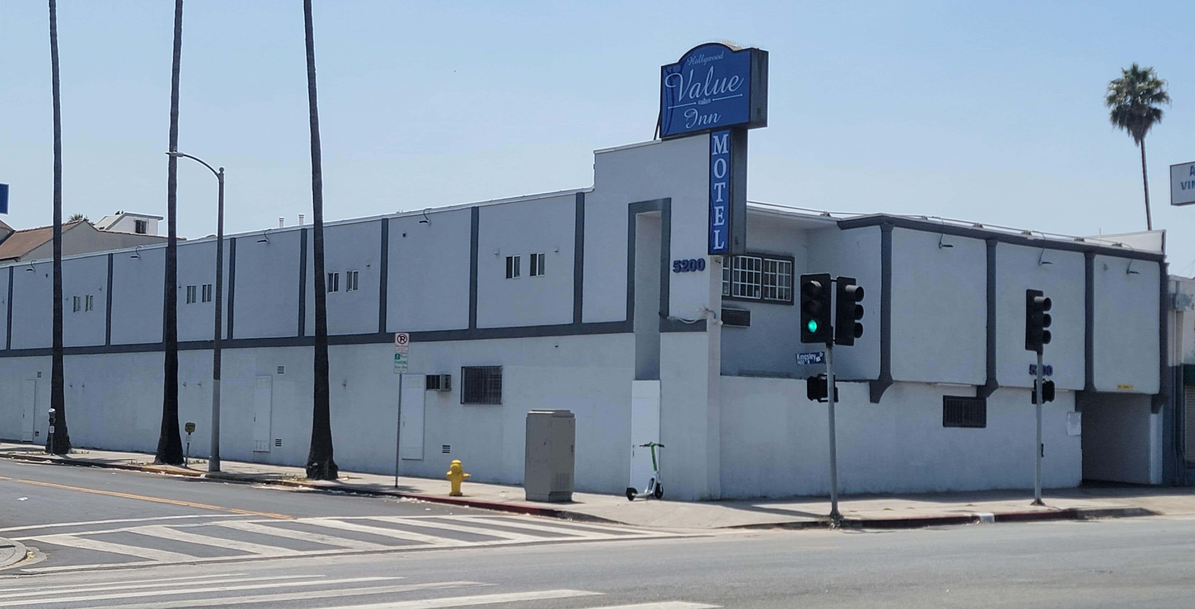 A building with a sign for 'Valle Inn' and a traffic light.
