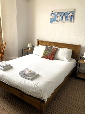 Habitación básica doble, baño privado, vistas a la ciudad