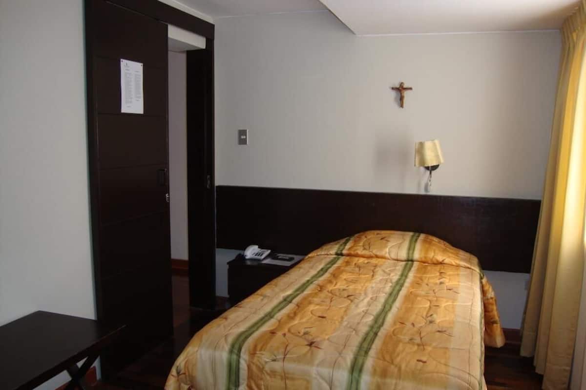 Cofres nos quartos, escrivaninha, berços grátis