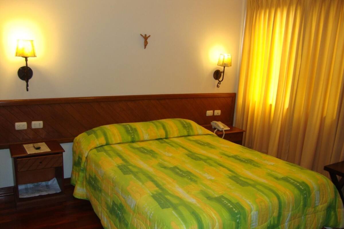 Cofres nos quartos, escrivaninha, berços grátis