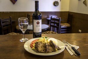 Frokost, lunsj og middag serveres