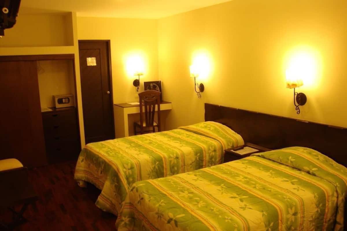 Brankas, meja kerja, dan tempat tidur bayi gratis