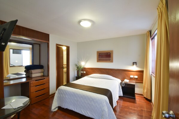 Safe på rommet, skrivebord og barnesenger (inkludert)