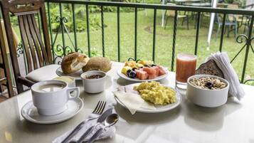 Desayuno buffet (USD 8 por persona)