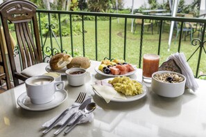 Daily buffet breakfast (USD 8 per person) - Hotel Señorial (Lima)