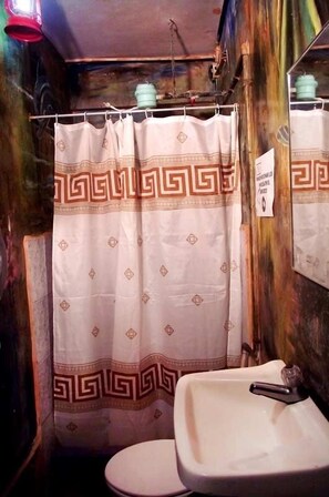 Chuveiro, toalhas de banho