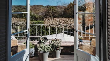 Deluxe Balcony View, Ensuite | Soundproofing, iron/ironing board, free WiFi, bed sheets