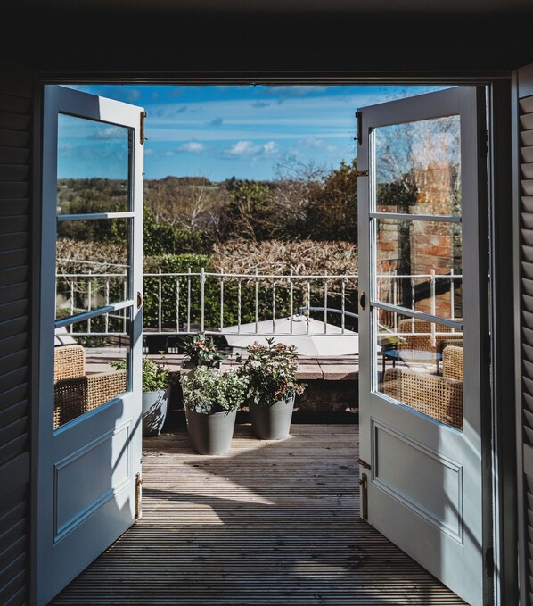 Deluxe Balcony View, Ensuite | Lydisolert, strykejern/-brett, wi-fi (inkludert) og sengetøy